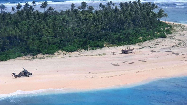 Salvaron a tres náufragos en una isla desierta del Pacífico náufragos