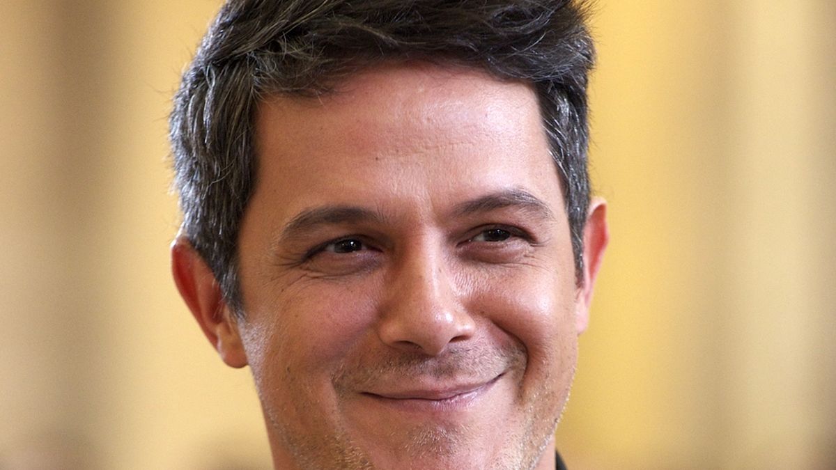 Alejandro Sanz llora de emoción al ver fotos de su vida