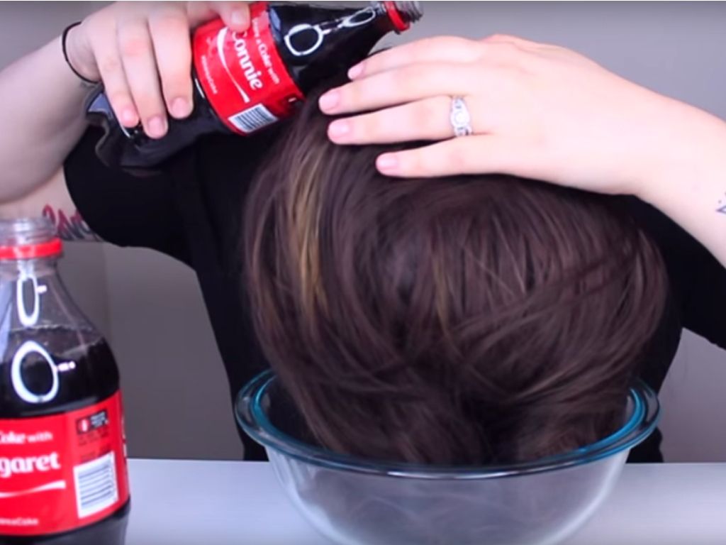 Por que las mujeres se están lavando el pelo con Coca Cola