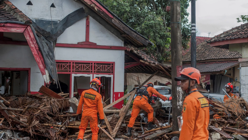 El Tsunami Volc Nico En Indonesia Dej Al Menos Muertos Y Heridos