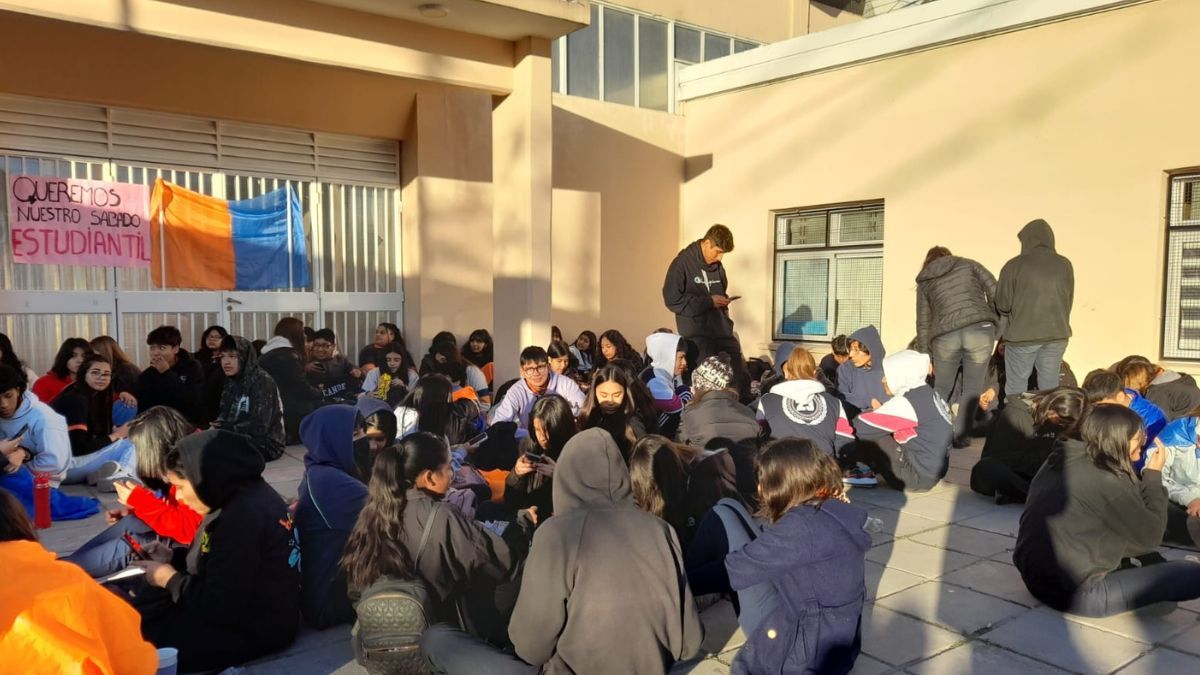 Fiesta Nacional De Los Estudiantes Sentada De Alumnos Del Nacional 2