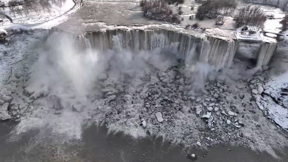 El video viral de las Cataratas del Niágara semi congeladas