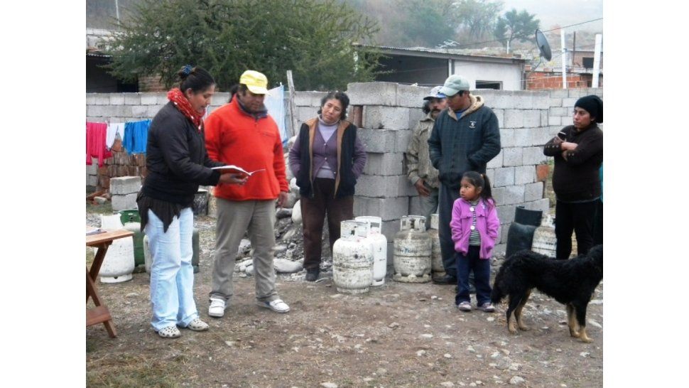 Entregaron Garrafas Sociales A Vecinos De Los Huaicos