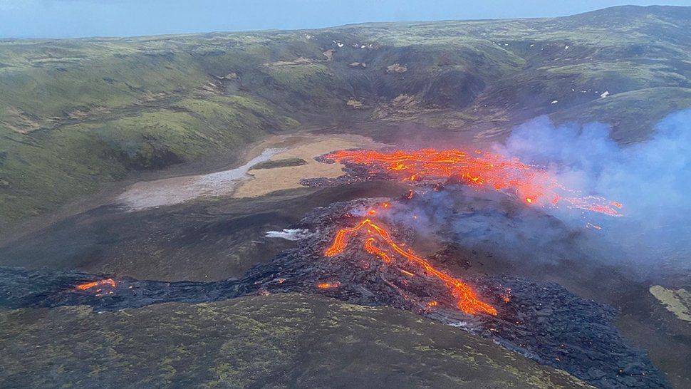 La erupción en Islandia se complica con una tercera fisura