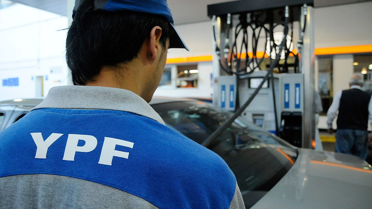 Otro golpe al bolsillo YPF aumentó las naftas y la suba ya impactó en