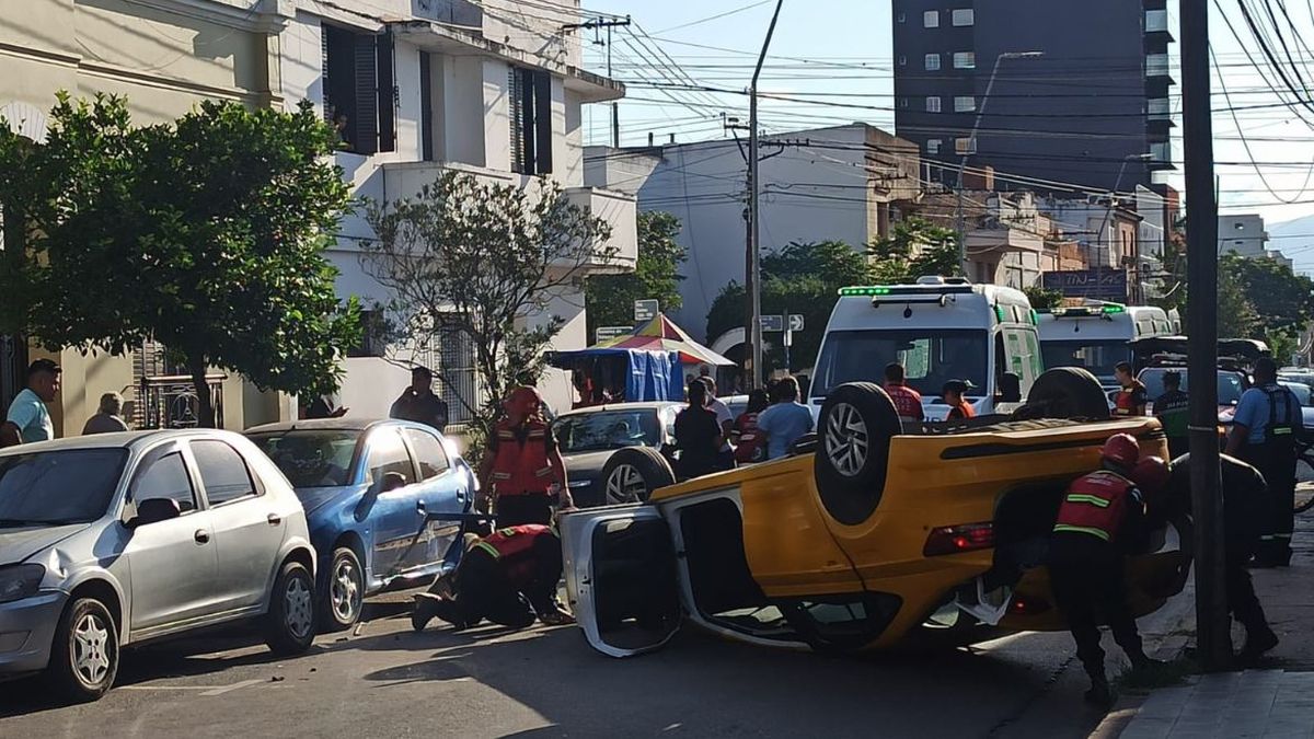 San Salvador De Jujuy Un Taxi Volc En Pleno Centro