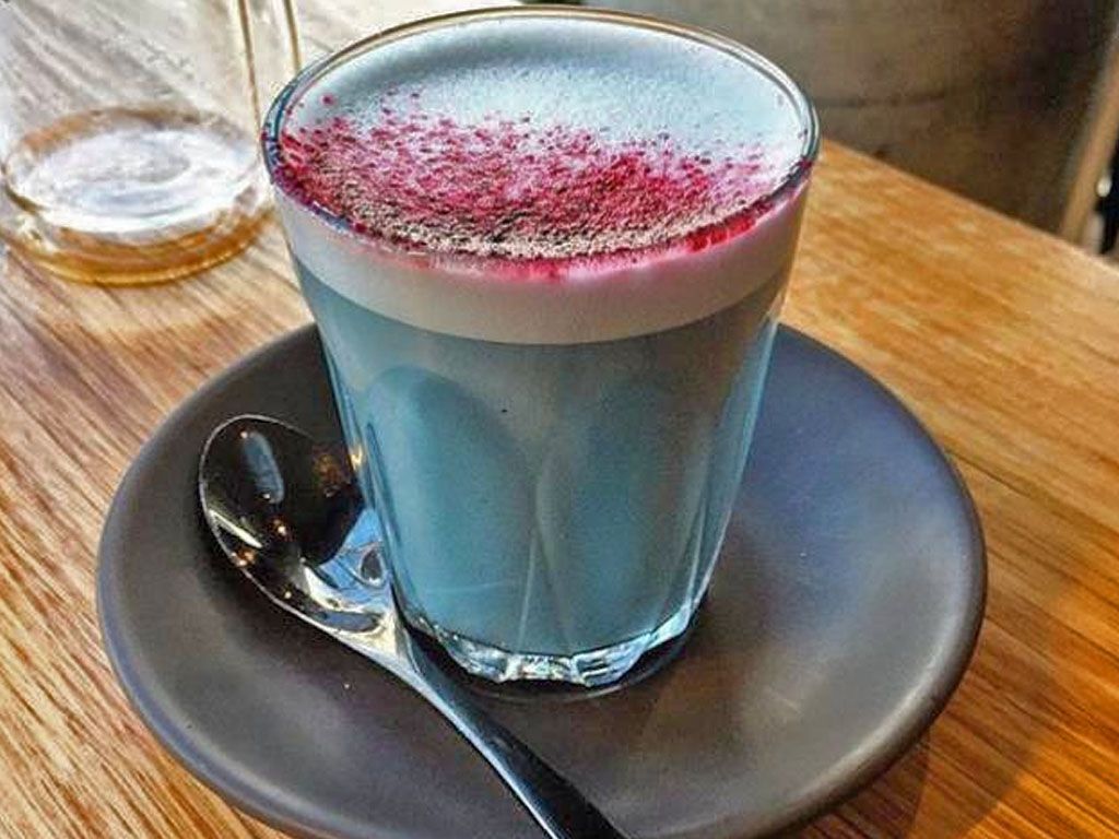 Blue latte el café azul que revolucionará el desayuno