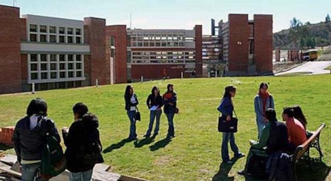 Bolivia: Gobierno anuncia becas a estudiantes para universidades privadas