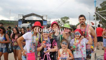 Turistas y jujeños en el carnavalodromo