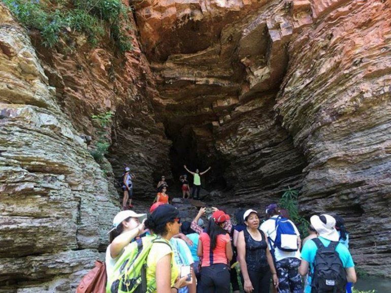 Hicieron trekking a la Cueva de los Leones y aprovecharon para limpiar el  lugar