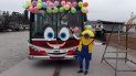 una empresa de transporte en la ciudad regalo caramelos a los ninos una empresa de transporte en la ciudad regalo caramelos a los ninos