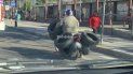 otra vez la inconsciencia al volante: maneja una moto cargando 6 neumaticos otra vez la inconsciencia al volante: maneja una moto cargando 6 neumaticos