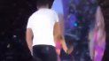 la increible reaccion de shakira cuando un fan subio al escenario en pleno show la increible reaccion de shakira cuando un fan subio al escenario en pleno show