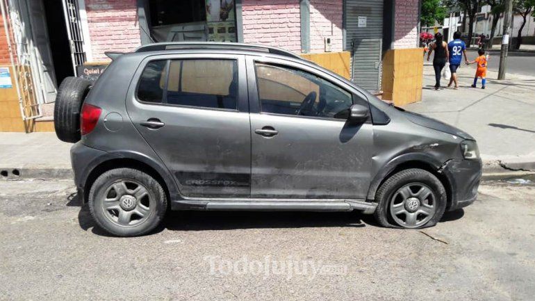 Éste fue el auto que terminó volcado. 