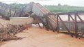 salta: la crecida del rio colorado derrumbo un puente ferroviario con el tren arriba salta: la crecida del rio colorado derrumbo un puente ferroviario con el tren arriba