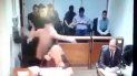 un preso le tiro un tacho de basura en la cabeza al fiscal en plena audiencia un preso le tiro un tacho de basura en la cabeza al fiscal en plena audiencia