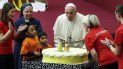 el papa francisco cumple 82 anos y unos ninos le hicieron soplar las velitas el papa francisco cumple 82 anos y unos ninos le hicieron soplar las velitas
