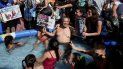 piletazo por milagro: luis delia se metio al agua en senal de protesta piletazo por milagro: luis delia se metio al agua en senal de protesta