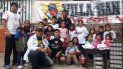 hinchas de zapla regalaron zapatillas, utiles y camisetas en villa san martin hinchas de zapla regalaron zapatillas, utiles y camisetas en villa san martin