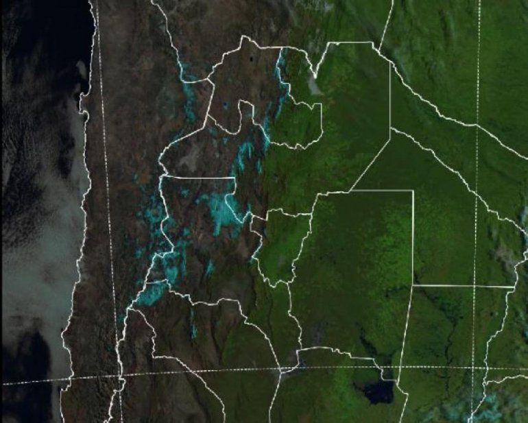 Im&aacute;gen satelital con detalles celestes de la nieve acumulada