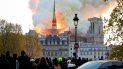 arde la catedral de notre dame en paris y se desplomo la aguja de la torre principal arde la catedral de notre dame en paris y se desplomo la aguja de la torre principal