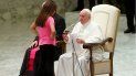 la increible reaccion del papa francisco cuando una nena irrumpio en una audiencia la increible reaccion del papa francisco cuando una nena irrumpio en una audiencia