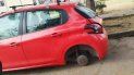 vecinos indignados: robaron las ruedas de los autos de toda la cuadra vecinos indignados: robaron las ruedas de los autos de toda la cuadra