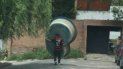 ¡insolito! robo una pileta y se la llevo caminando por la calle ¡insolito! robo una pileta y se la llevo caminando por la calle