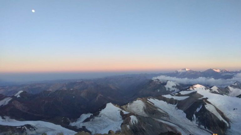 La luna llena desde el Aconcagua.