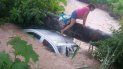 un auto cayo en un canal de riego en ledesma y una joven murio ahogada un auto cayo en un canal de riego en ledesma y una joven murio ahogada
