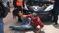 rescataron a un gatito que se habia metido en el motor de un auto rescataron a un gatito que se habia metido en el motor de un auto