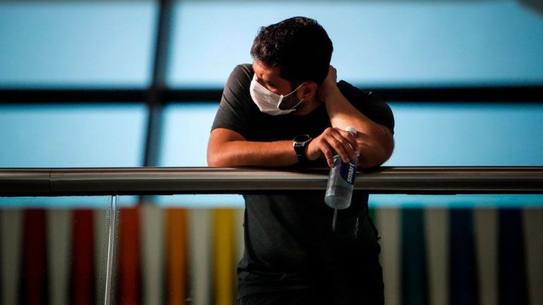 Una persona con barbijo. La imagen que se repite en el mundo. Este martes se sumaron dos nuevos contagios es la Argentina y ya son 19 los infectados por coronavirus en el país.