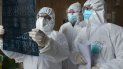 Médicos examinan los estudios pulmonares de un paciente con coronavirus. Médicos examinan los estudios pulmonares de un paciente con coronavirus.