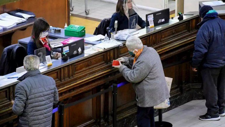 Proh&iacute;ben a los bancos realizar descuentos a beneficiarios de la IFE
