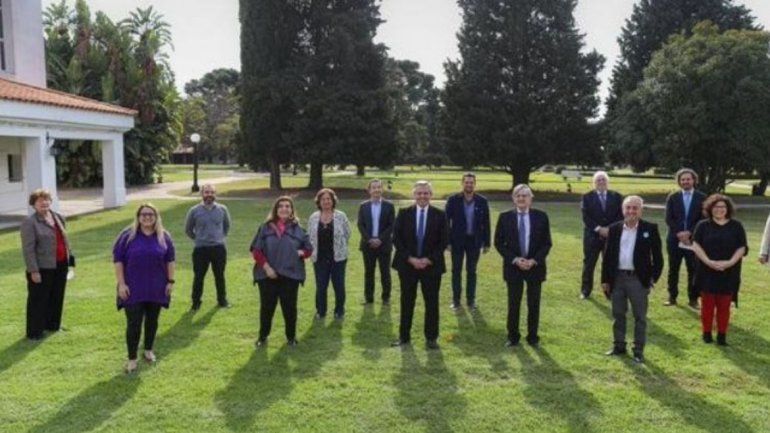 El Presidente junto al grupo de expertos 