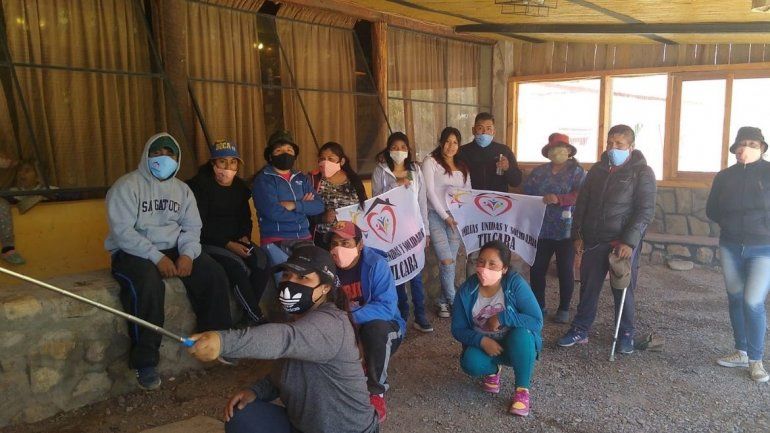 Familias solidarias desinfectan la localidad de Tilcara 