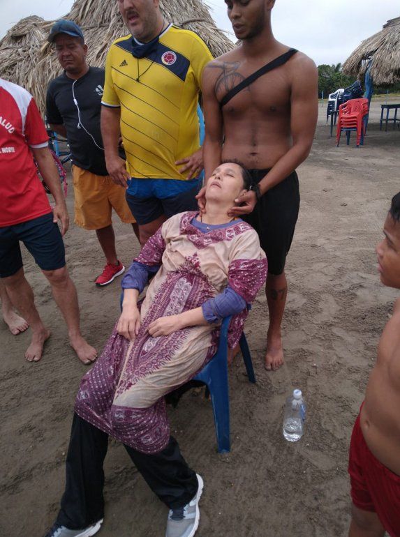 Encontraron viva y flotando en el mar a una mujer 