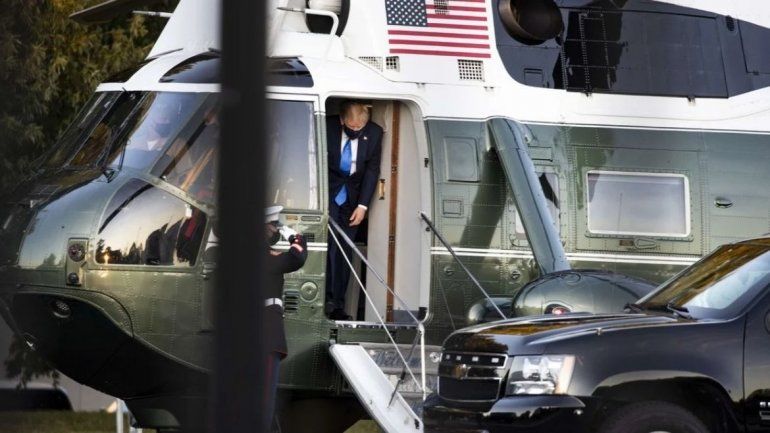 Trump llega al hospital militar en Washington, Estados Unidos. Permanecerá internado con coronavirus.