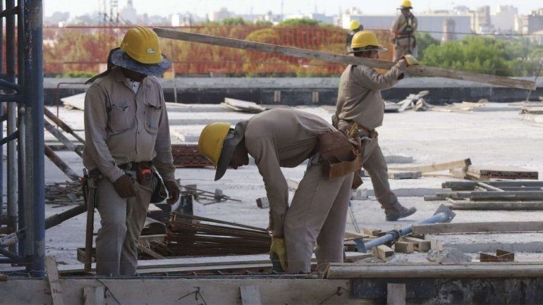 La construcci&oacute;n cay&oacute; un 17,7% interanual en agosto, seg&uacute;n datos del Indec.