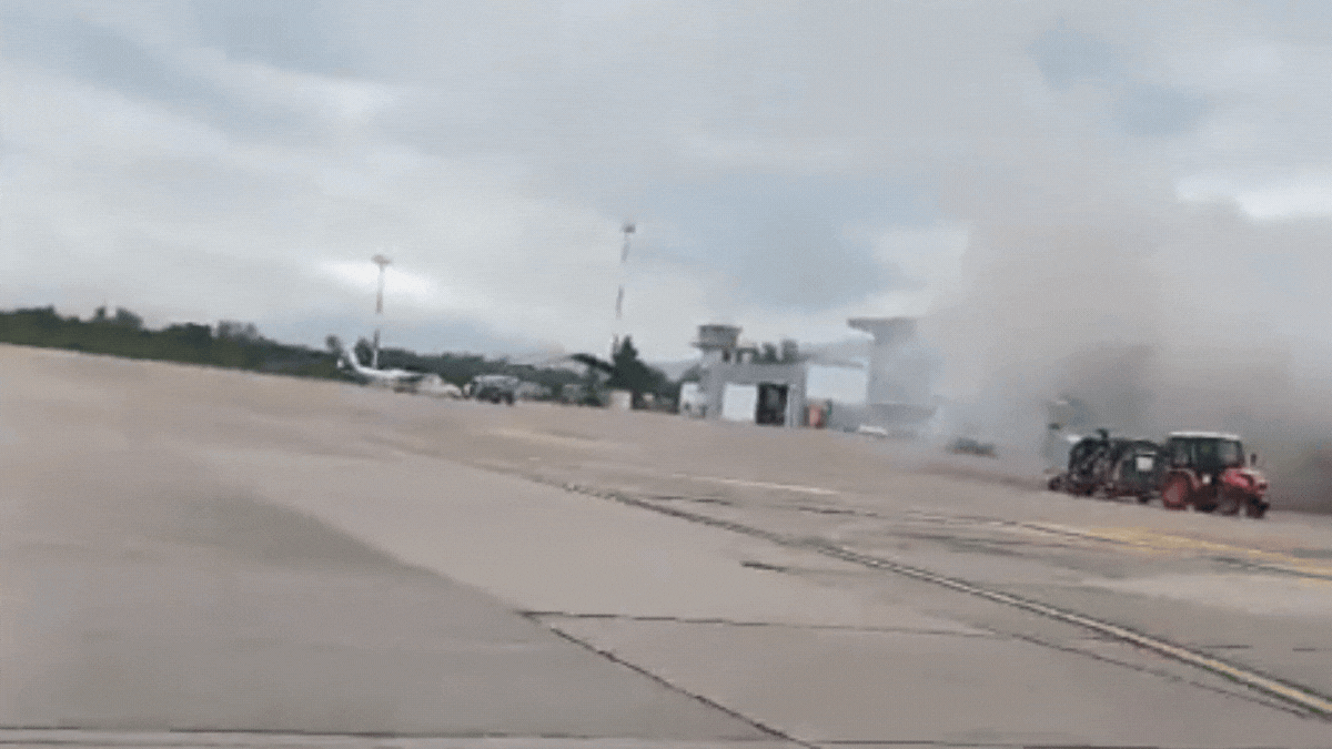 qué fue el humo que apareció cerca de un avión