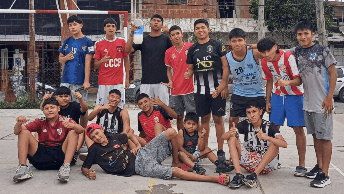 arreglaron la cancha y fomentan el deporte a los más chicos