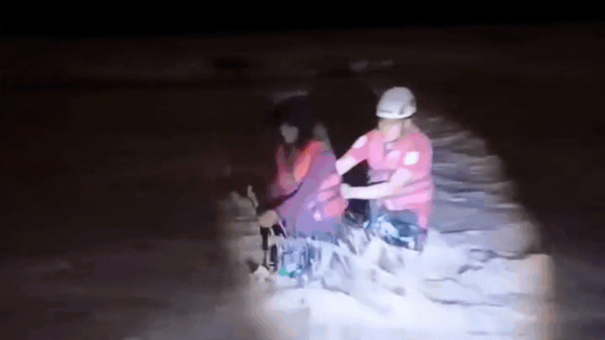 Bomberos rescataron a un hombre varado en medio del Río Grande