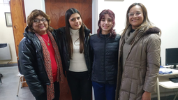 Las representantes del Nacional N°3 crearon un Ropero Solidario para gente que necesita