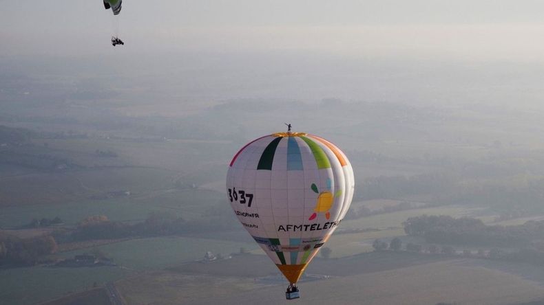 Remi Ouvrard rompe el récord mundial por estar parado sobre un globo aerostático&nbsp;