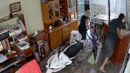 Intentó guardar su moto y terminó destrozando el living de su casa. Intentó guardar su moto y terminó destrozando el living de su casa.