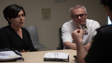 Uno de los elementos más cautivadores de este thriller policiaco de Netflix es su presentación visual meticulosa.