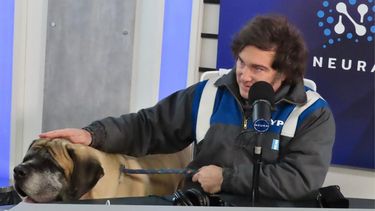 Javier Milei llevó a su perro Conan a una entrevista: Este es uno de los cinco