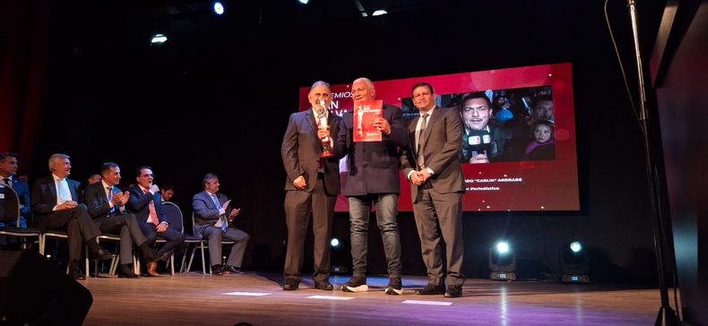El locutor Carlín Andrade, figura de RadioCity y Canal 4 de Jujuy, recibió su premio por labor periodística. 