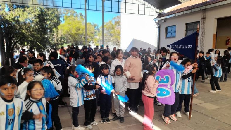 Los alumnos de la Escuela Pucarita le cantaron el feliz cumpleaños a Lionel Messi