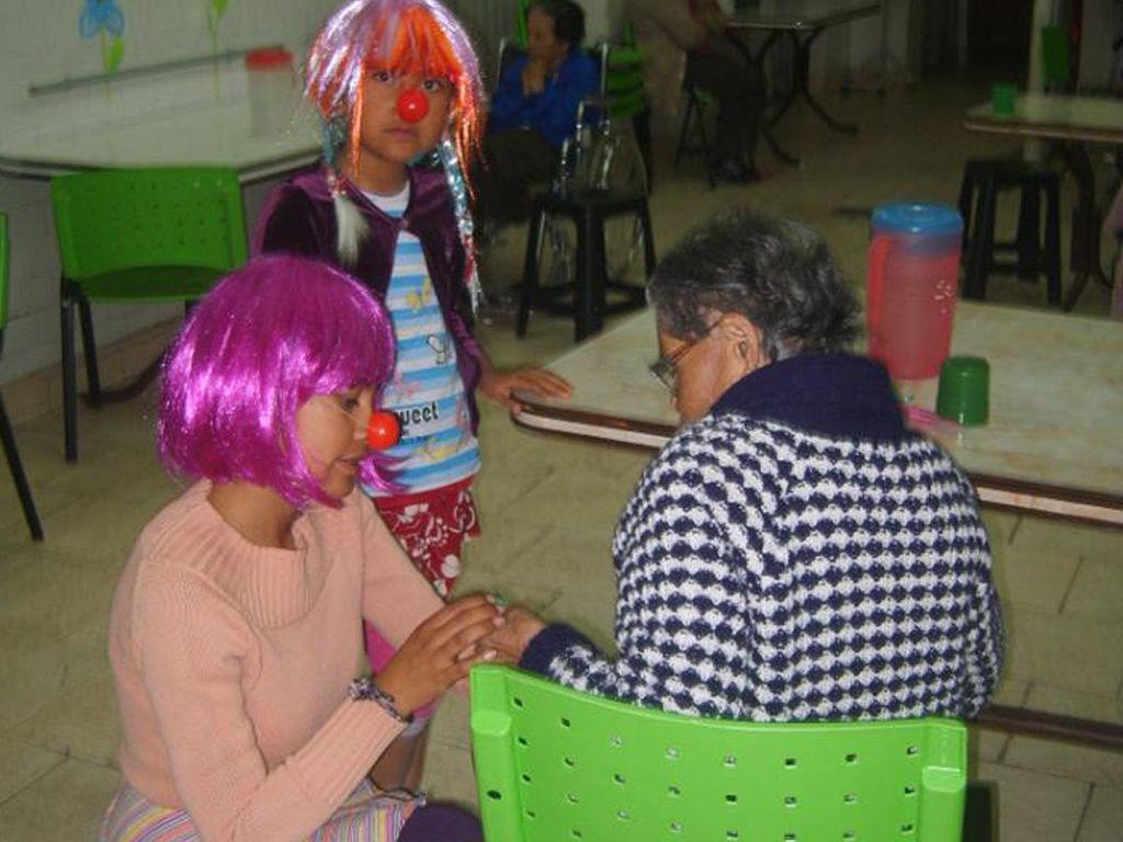 Payamigos acompañando a adultos mayores
